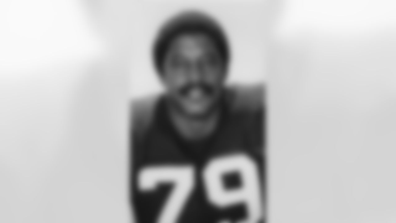 1971 Larry Brown: Once asked which of his players not yet elected to the Pro Football Hall of Fame deserved to be enshrined, Chuck Noll didnt hesitate: Larry Brown. Started the first two Super Bowls in the 1970s as a tight end; started the next two Super Bowls at right tackle vs. Too Tall Jones of the Cowboys and Jack Youngblood of the Rams. Four Super Bowl rings.