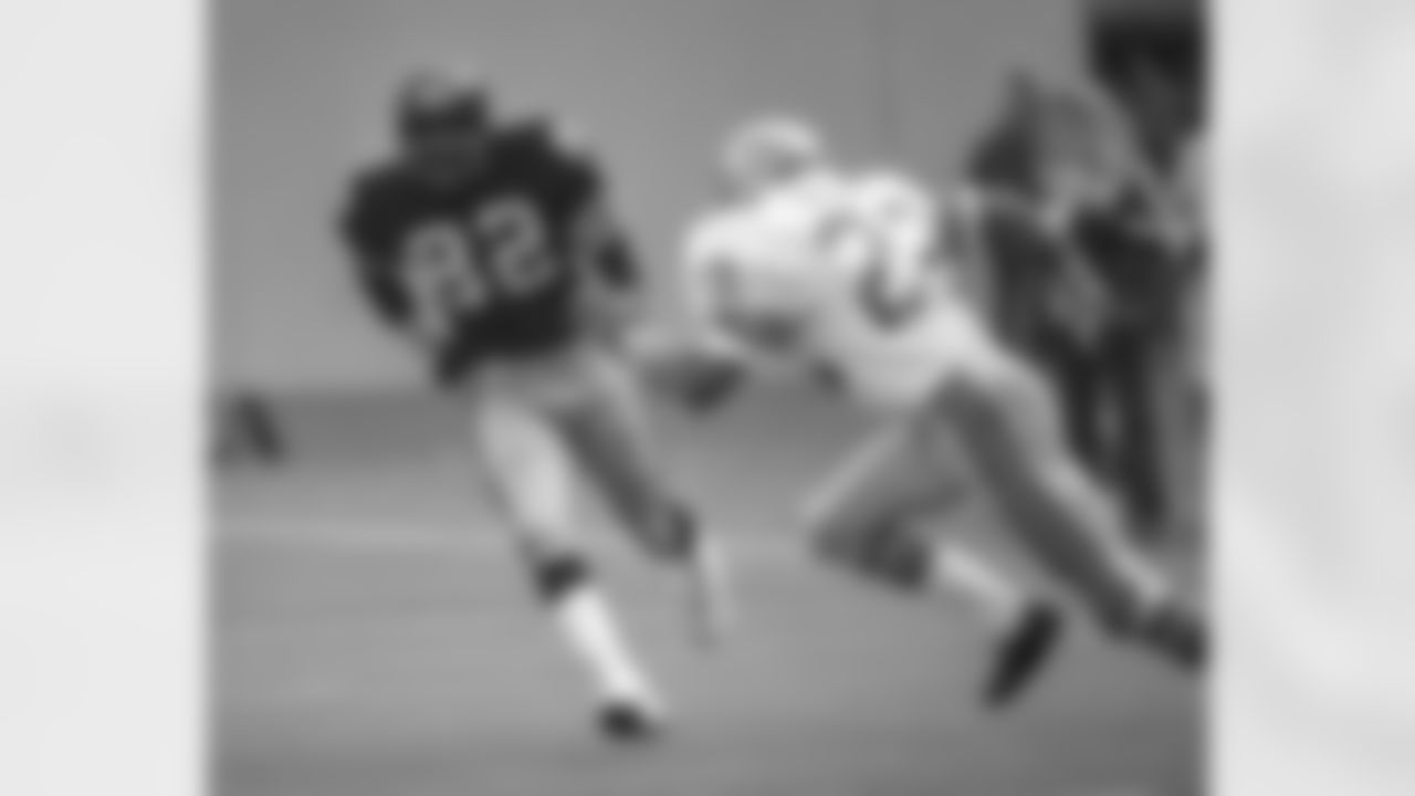 1974 John Stallworth: In the Hall of Fame because of his clutch performances in the playoffs, Stallworth caught 26 passes for 547 yards (21.0 average) and seven touchdowns in the six games that brought the Steelers the championships of Super Bowls XIII and XIV. In the playoffs, Stallworth caught 57 passes for 1,054 yards (18.5 average) and 12 touchdowns. Four Super Bowl rings.