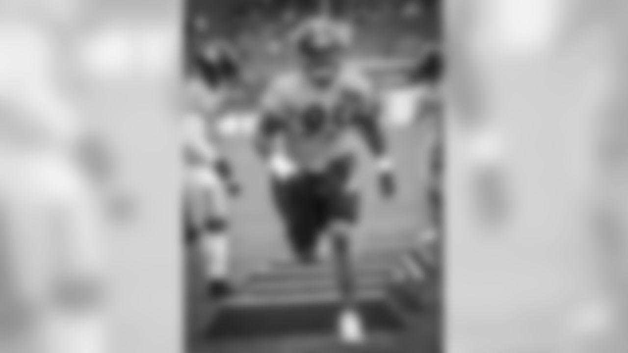 LB Jarivs Jones