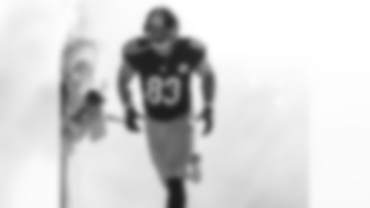 2005 HEATH MILLER: The best tight end in franchise history, Miller has handled all facets of his position like few others in the NFL through his 11-year career. Miller started 167 of his 168 career regular-season games and registered 6,569 receiving yards and 45 touchdowns on 592 receptions. In 15 career postseason games, Miller tallied 49 catches, 587 yards and four touchdowns. Voted to the Pro Bowl twice. Two Super Bowl rings.