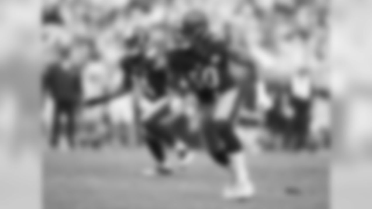 LB Ryan Shazier leads the Steelers defense with 17 total tackles (10 solo and 7 assist) this season. Shazier has also recorded 1 interception in 2016.