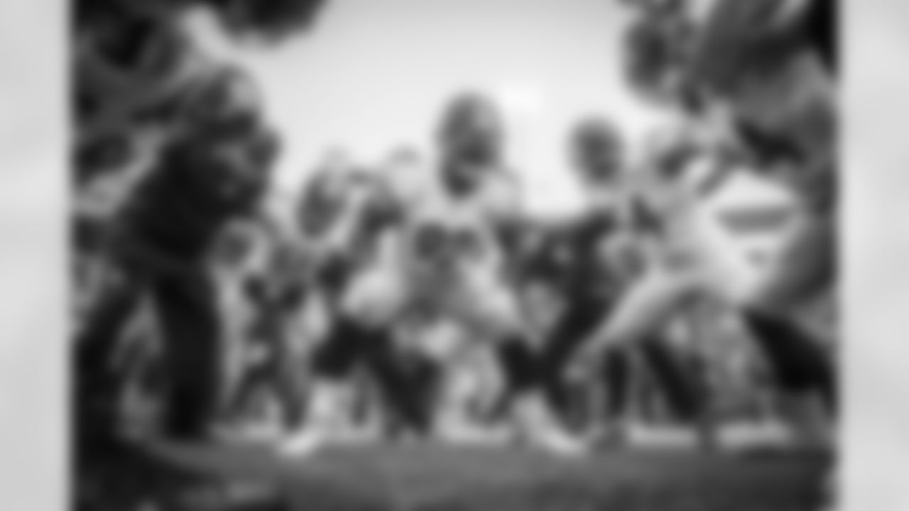 Linebacker huddle