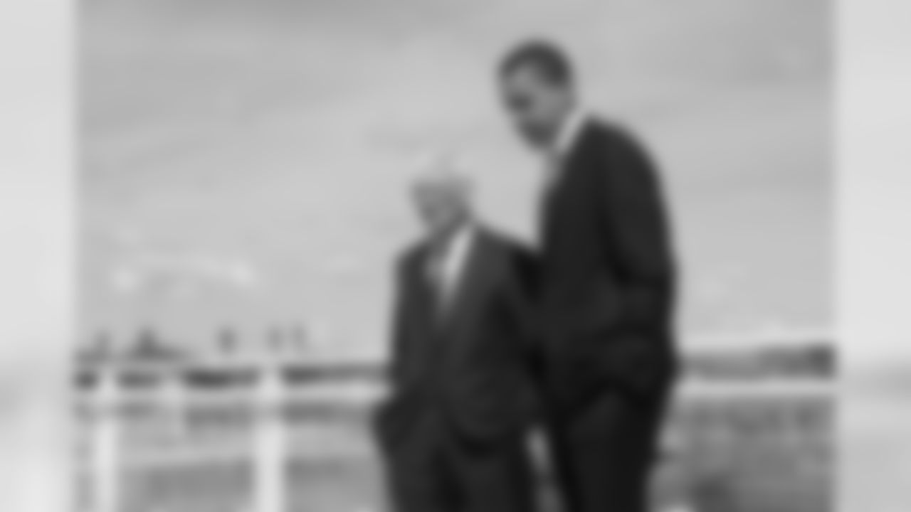 Dan Rooney talks with Senator Barack Obama.