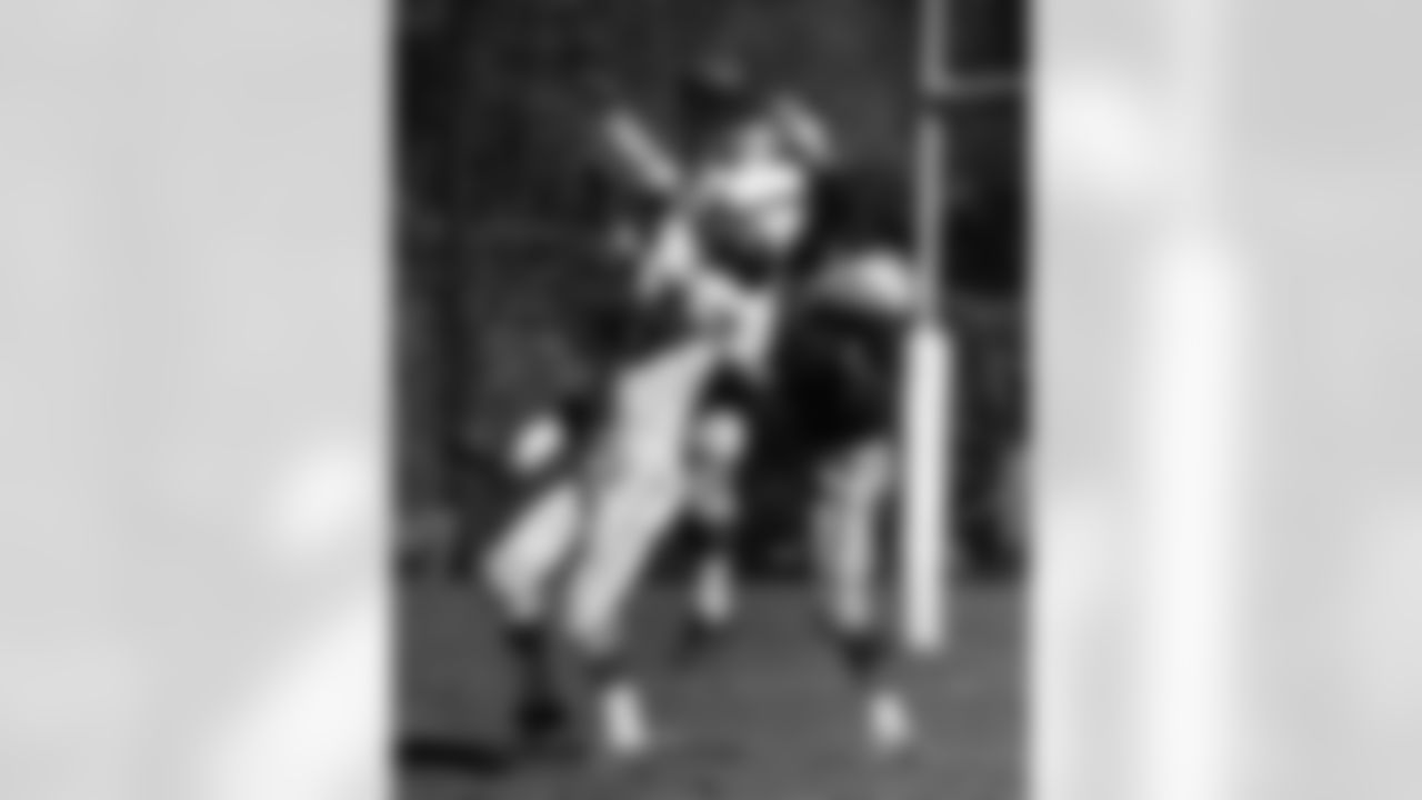 1951 Ray Mathews: In the 1952-53 seasons, Mathews rushed for 575 yards, caught passes for 889, returned punts and kickoffs for 525 and 694, respectively. He also scored 11 touchdowns. Mathews was one of the teams offensive stars throughout the 1950s, and in the franchises first-ever win over the Cleveland Browns, in 1954 by 55-27, Mathews scored four touchdowns.