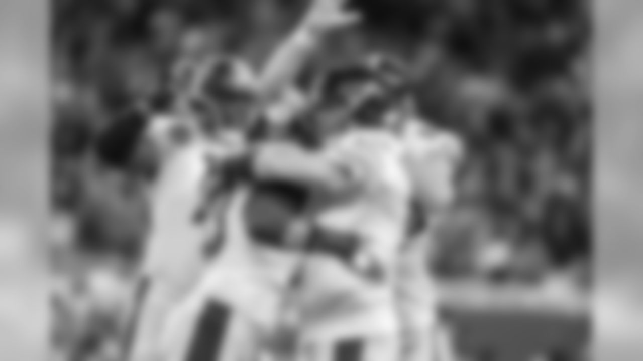 Chris Hubbard, Maurkice Pouncey, Ben Roethlisberger, and Jesse James