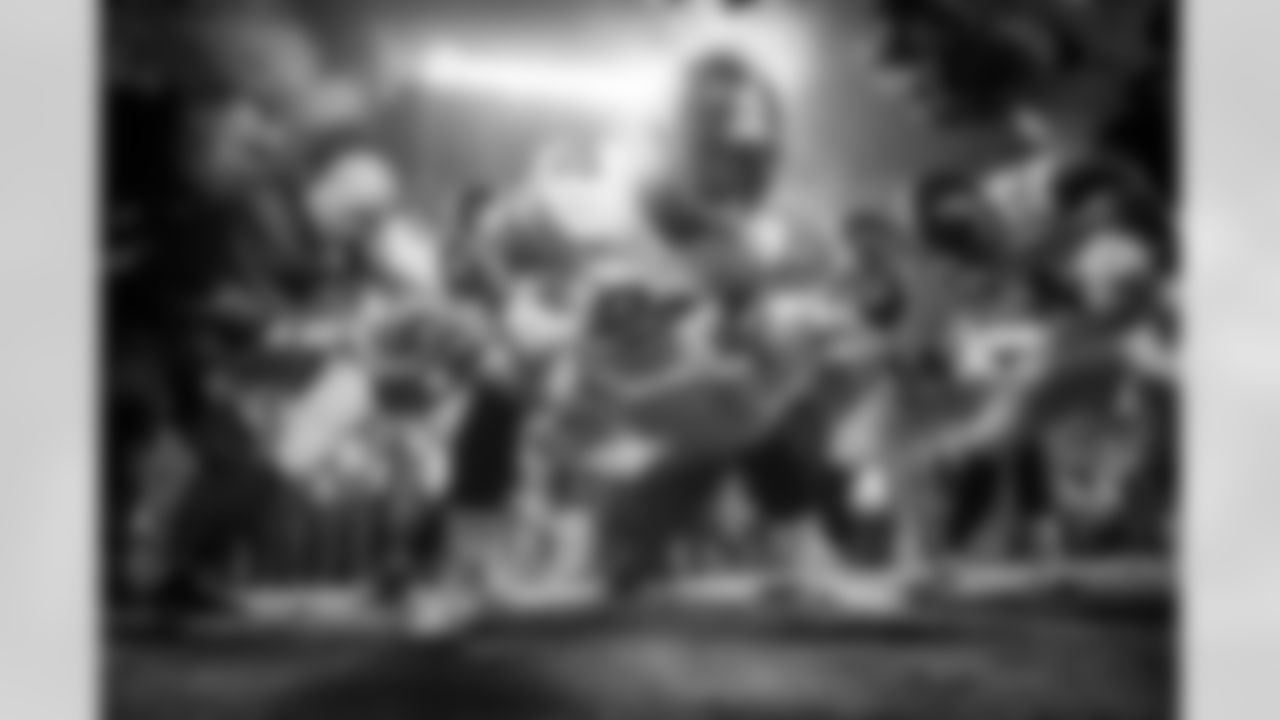 Linebacker huddle