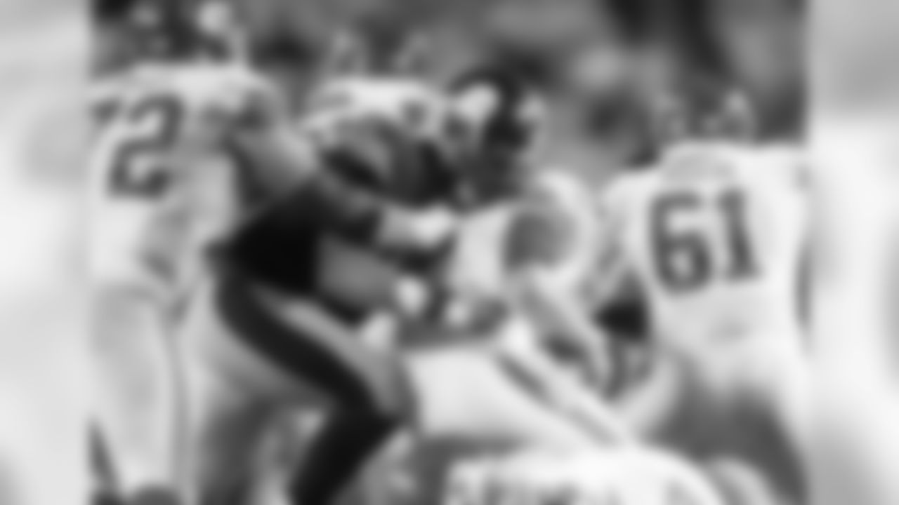 DE Cameron Heyward has a team-high of 3 sacks and 15 total tackles (13 solo and 2 assists) for the Steelers defense in 2016.