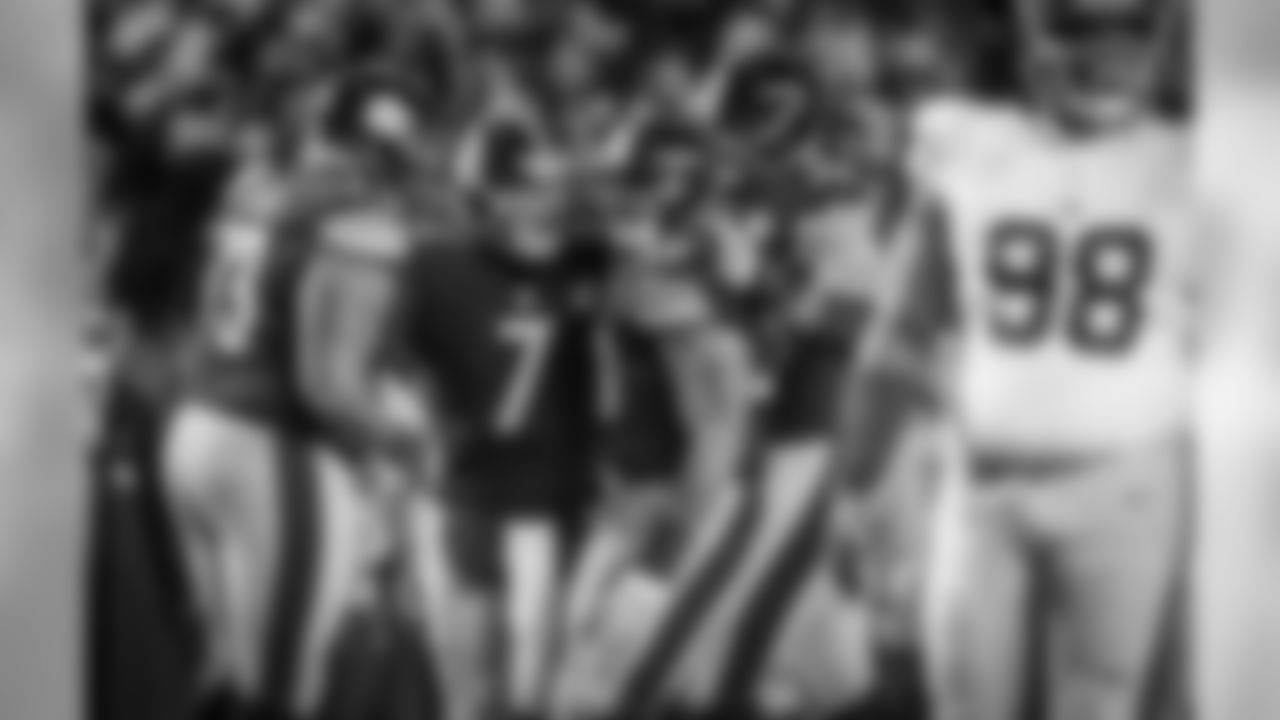 Ramon Foster, Ben Roethlisberger, Maurkice Pouncey, and Alejandro Villanueva