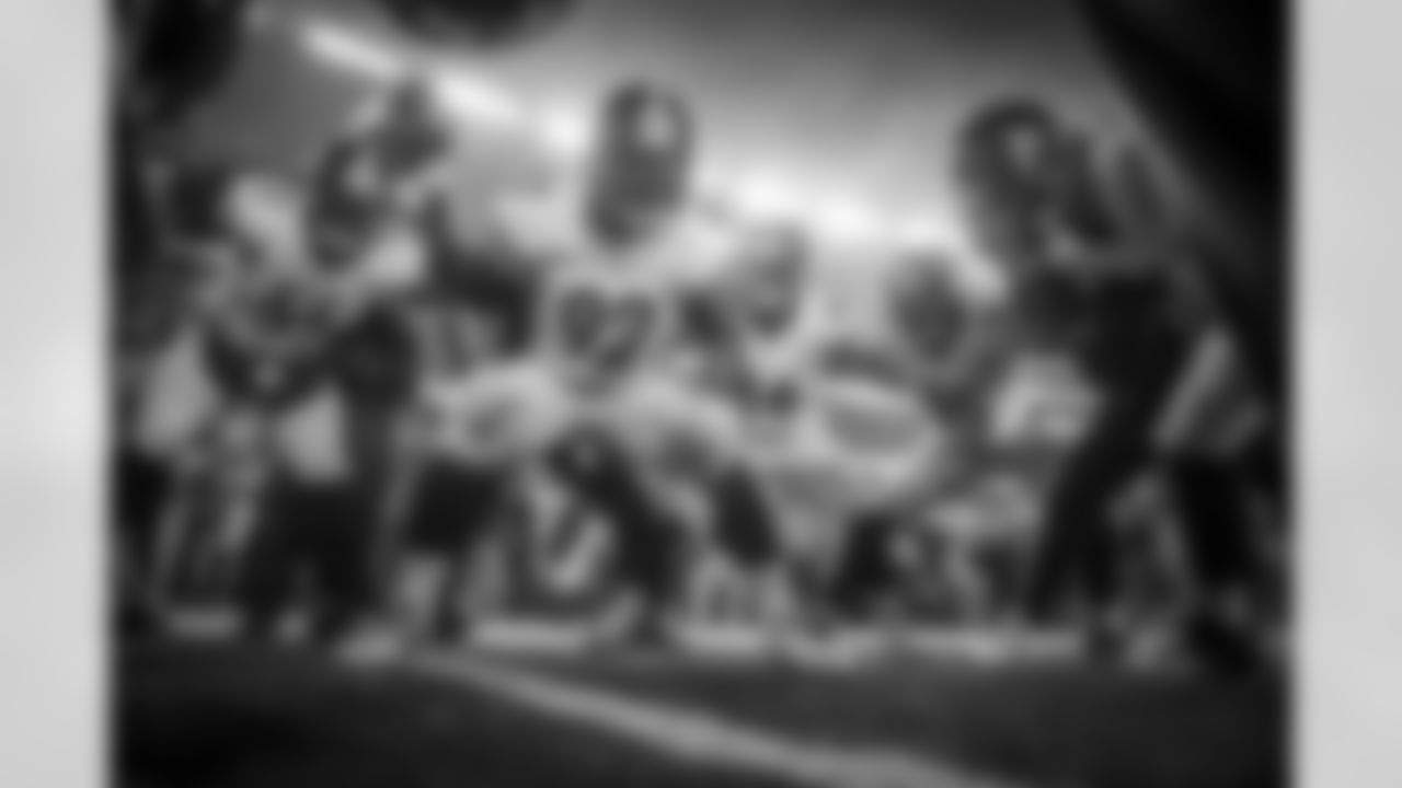 Linebacker huddle