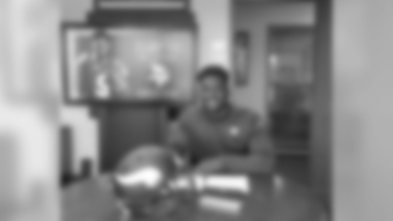 LB Elijah Lee