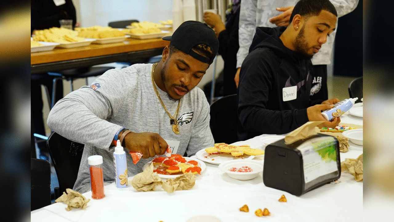 The Eagles rookies, including RBs Corey Clement and Donnel Pumphrey, spent an afternoon decorating cookies with children from Steppingstone Scholars