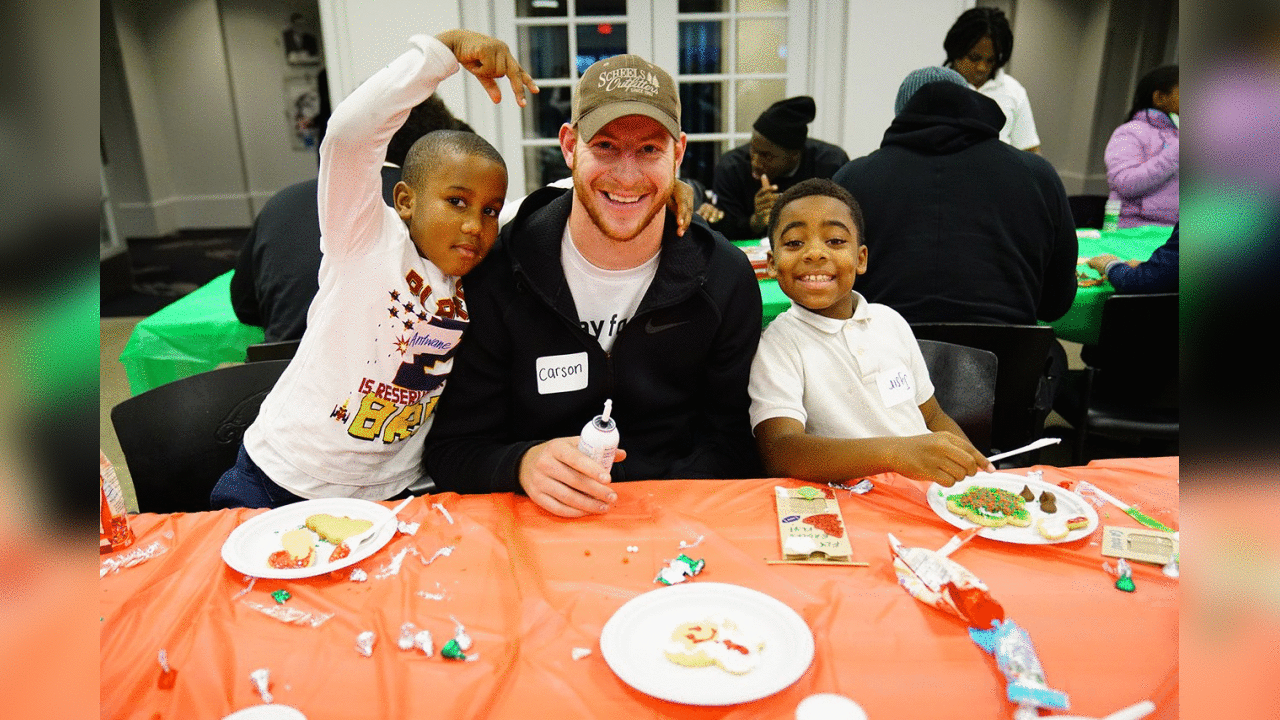 The Eagles' rookies, including quarterback Carson Wentz, joined students from Steppingstone Scholars to decorate holiday cookies.
