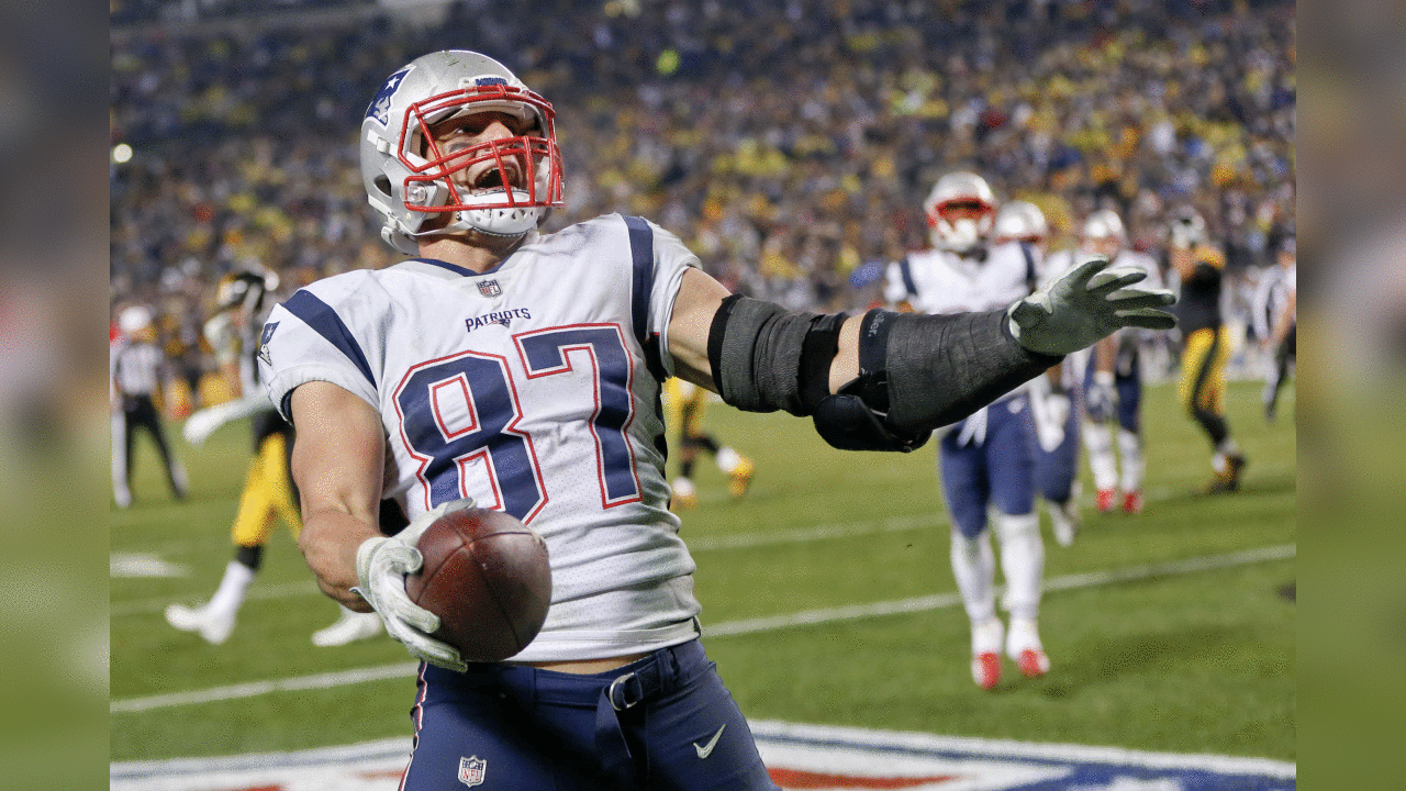New England Patriots tight end Rob Gronkowski (87) plays against the Pittsburgh Steelers, in an NFL football game, Sunday, Dec. 17, 2017, in Pittsburgh. (AP Photo/Keith Srakocic)