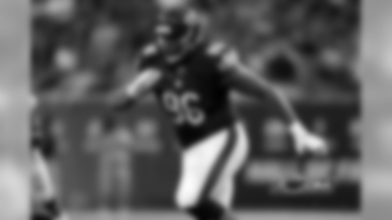 DE Akiem Hicks