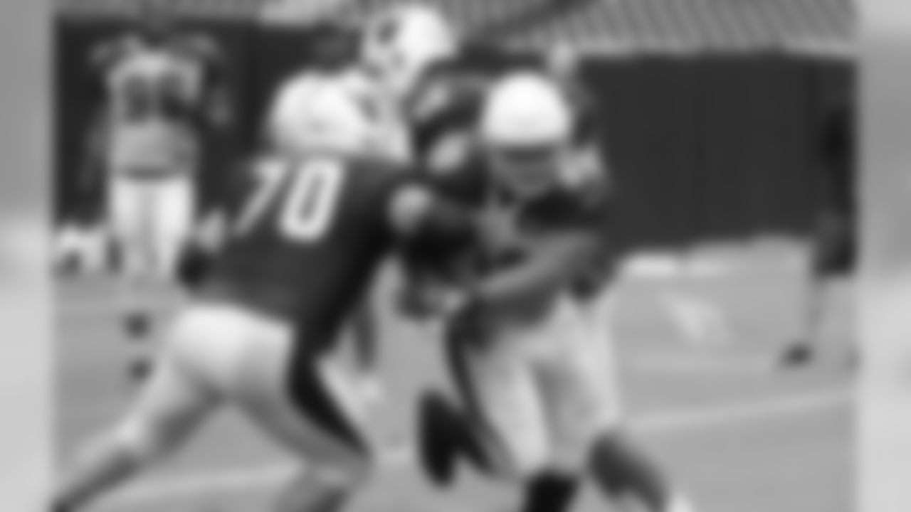 DT Robert Nkemdiche gets past G Evan Boehm