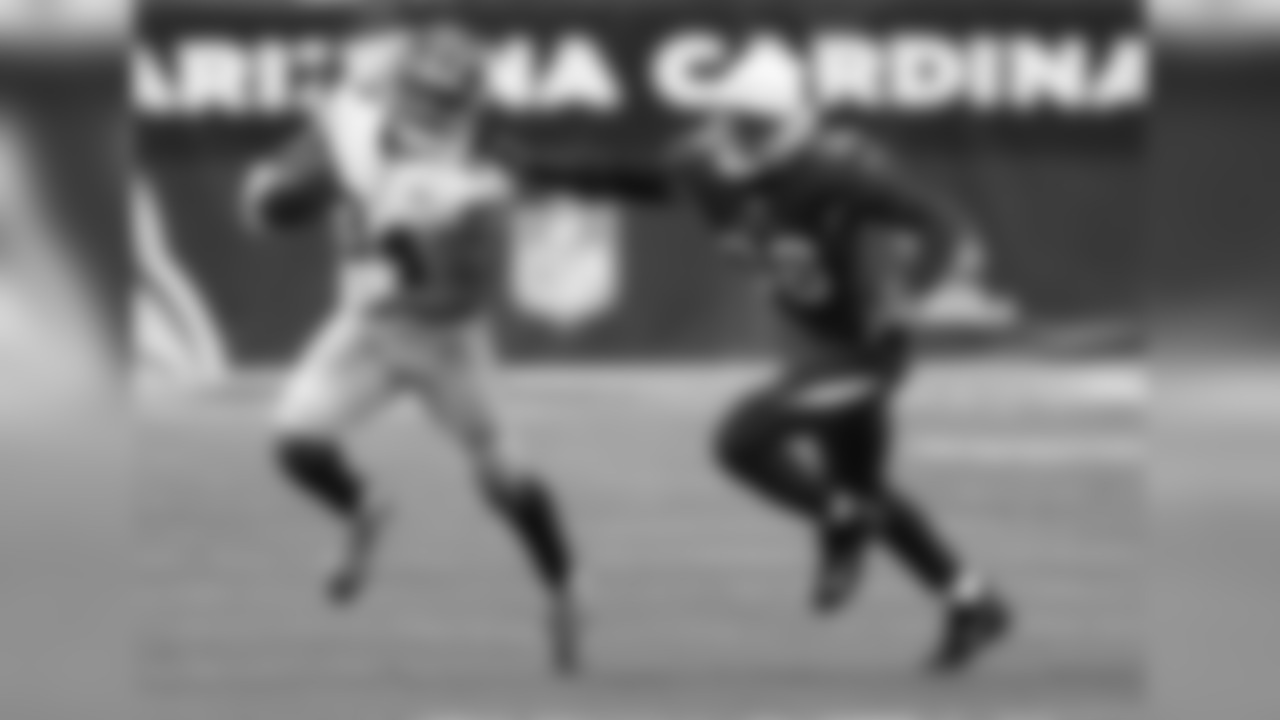 Giants RB Shane Vereen runs while Cardinals S Budda Baker tries to bring him down