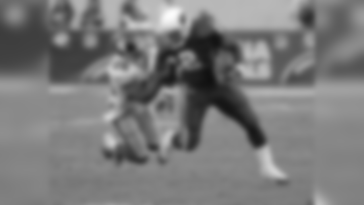 RB Emmitt Smith tries to get away from Brent Alexander in 2004