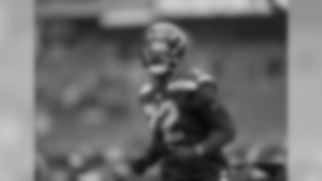 DE Michael Bennett