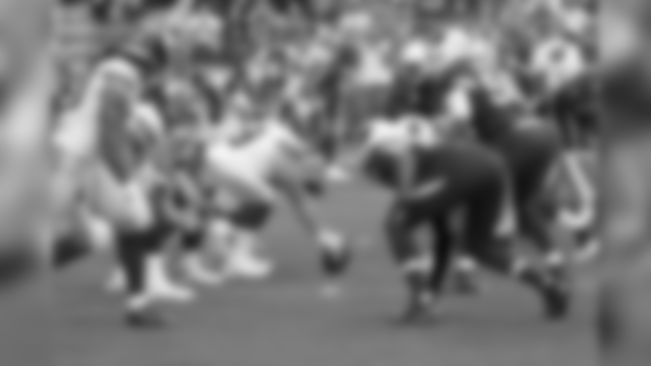 The Giants and Cardinals at the line of scrimmage