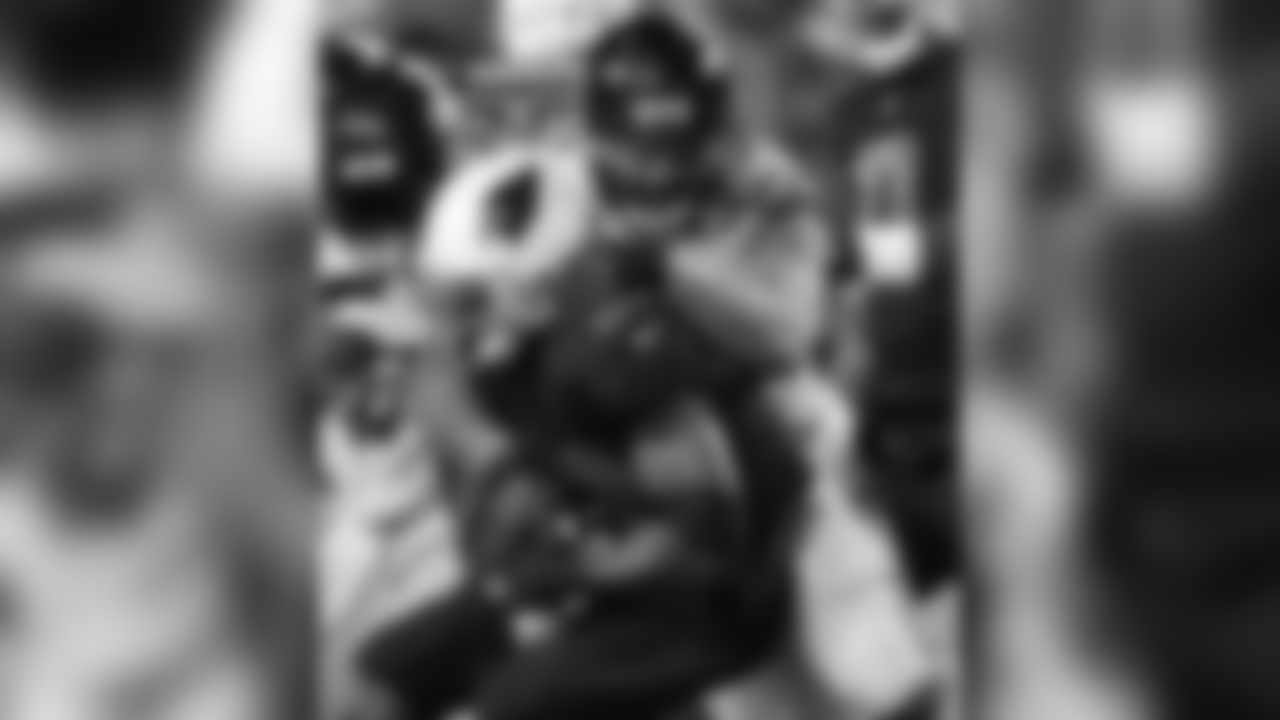 Seahawks DE Michael Bennett tackles Cardinals RB Adrian Peterson