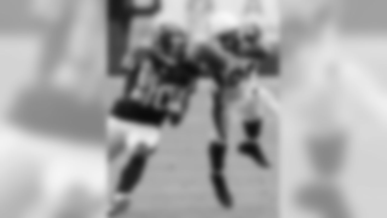 2009: CB Bryant McFadden knocks a ball away
