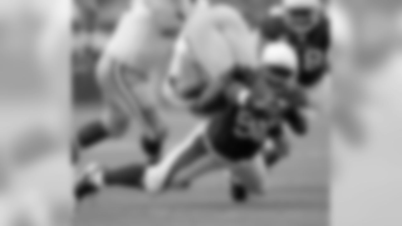 2009: Cardinals LB Gerald Hayes tackles 49ers RB Frank Gore