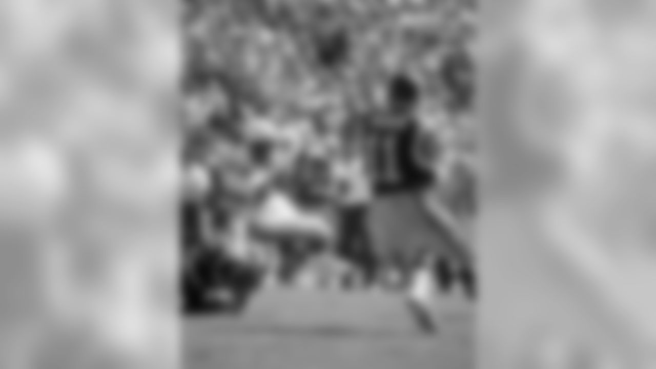 1979: Cardinals LB John Barefield blitzes Rams QB Pat Haden