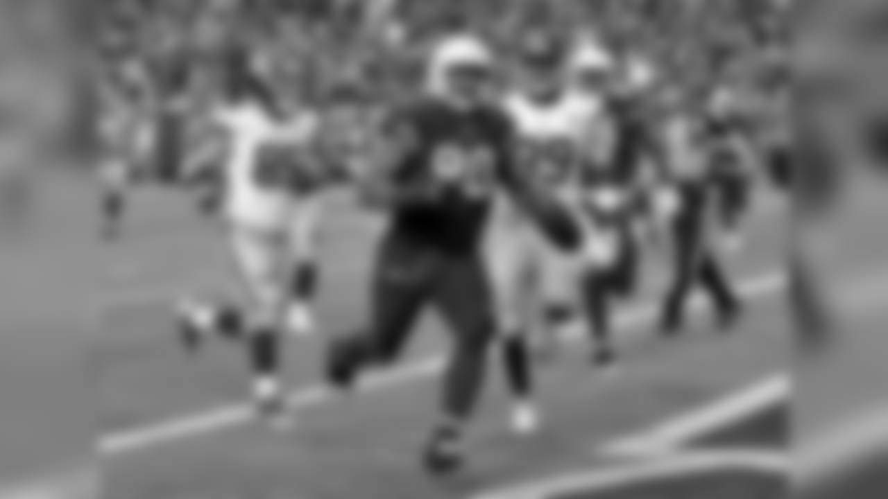 DL Robert Nkemdiche runs in a touchdown after a Giants fumble