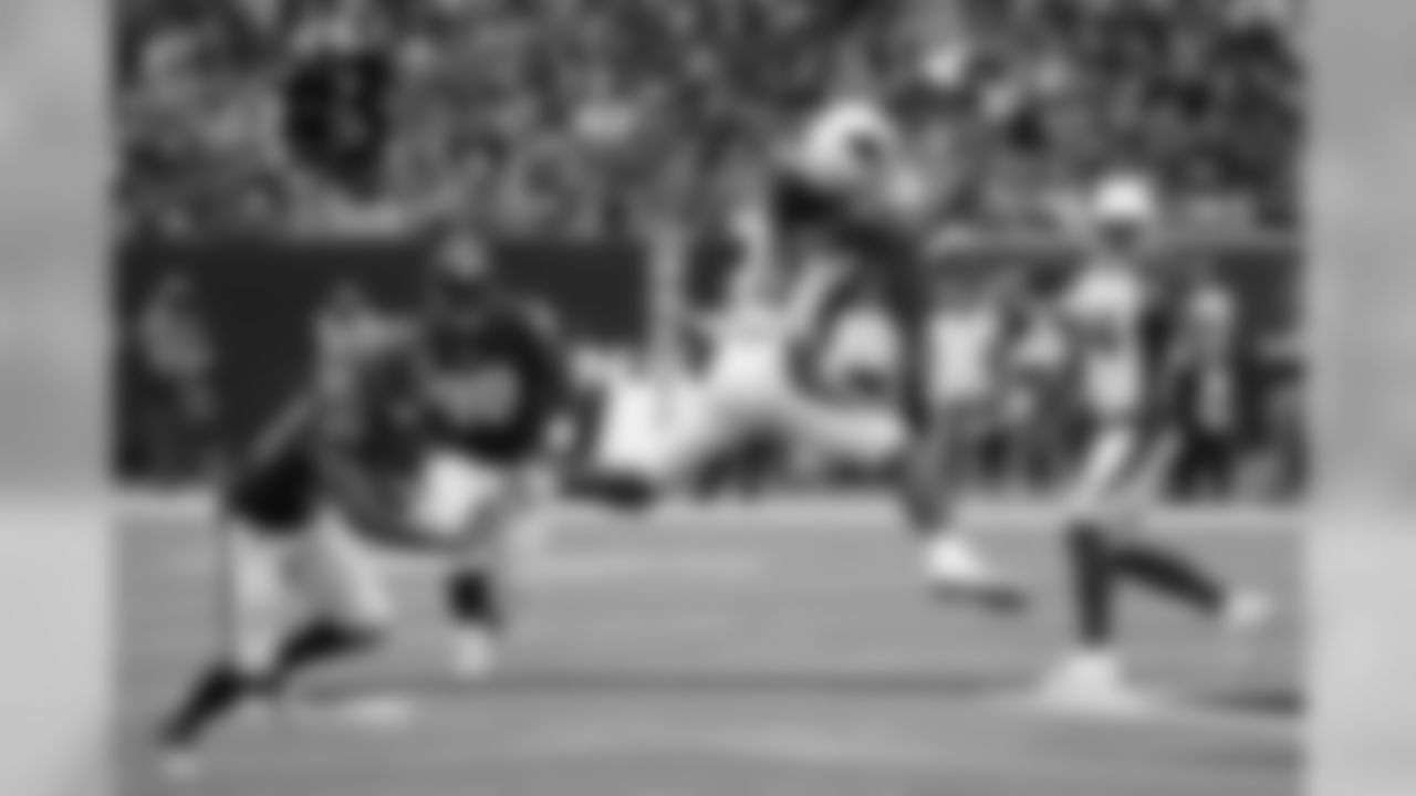 WR Larry Fitzgerald catches a pass