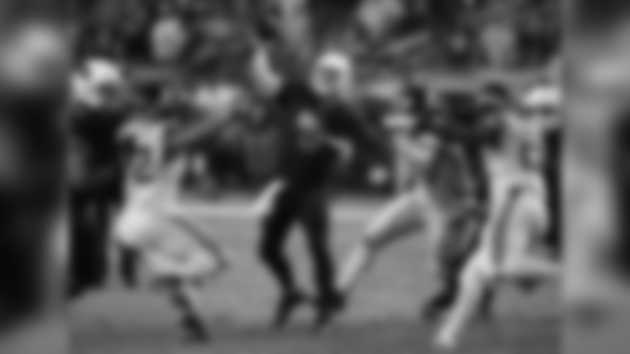 QB Drew Stanton throws the ball