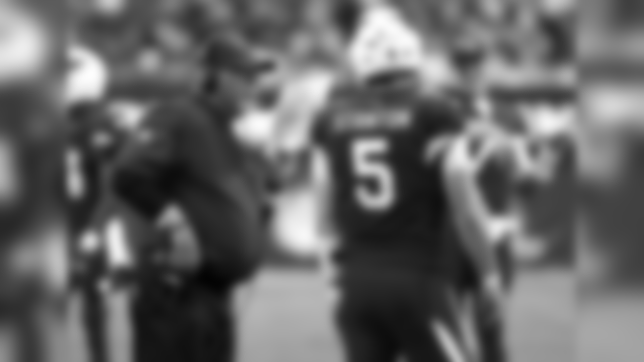 Cardinals head coach Bruce Arians speaks with his quarterback Drew Stanton