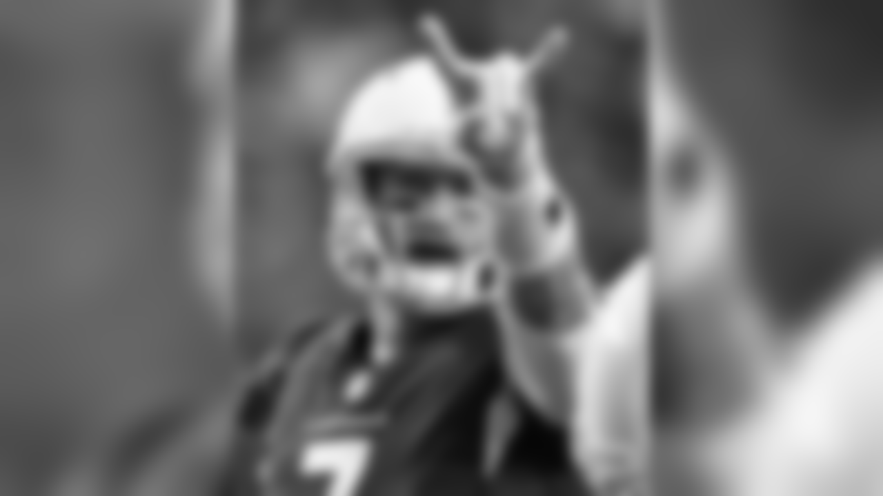 Blaine Gabbert signals to the offense