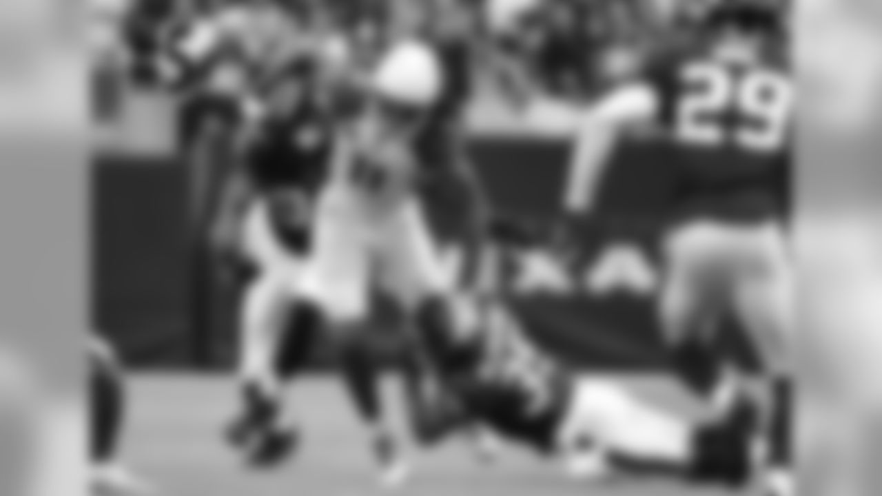 WR Larry Fitzgerald fights for yardage