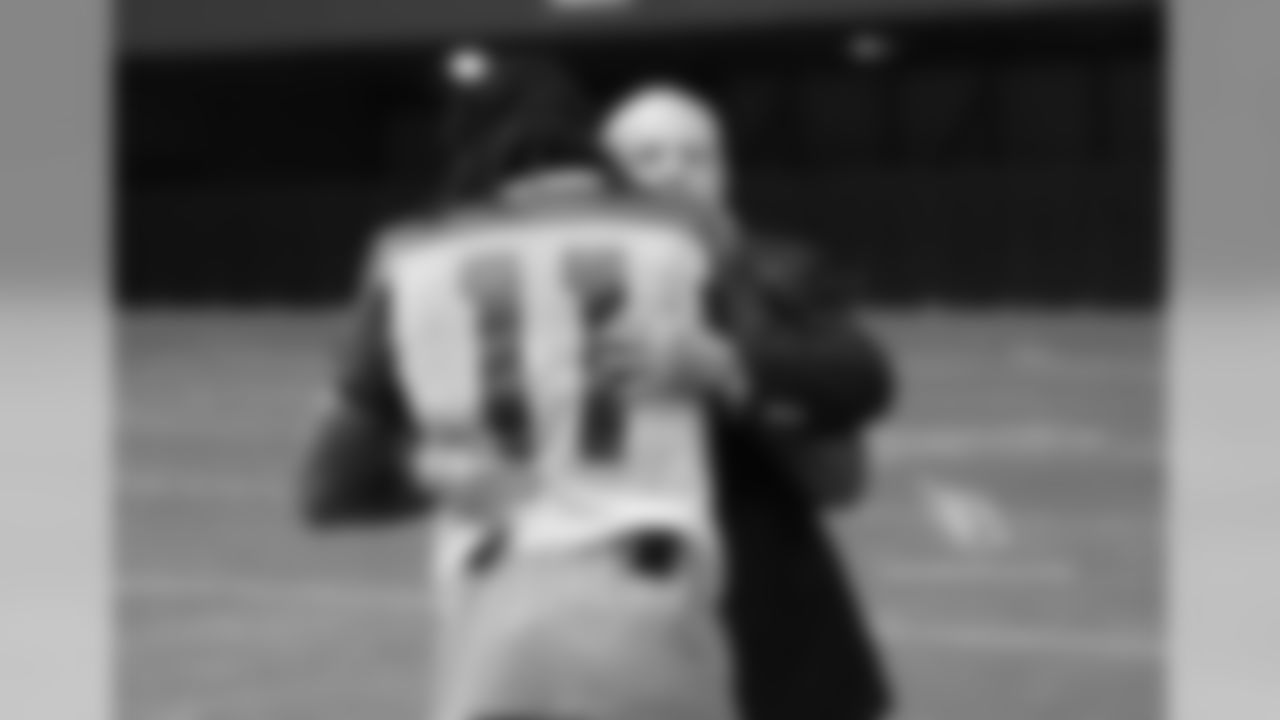 Senator John McCain hugs WR Larry Fitzgerald