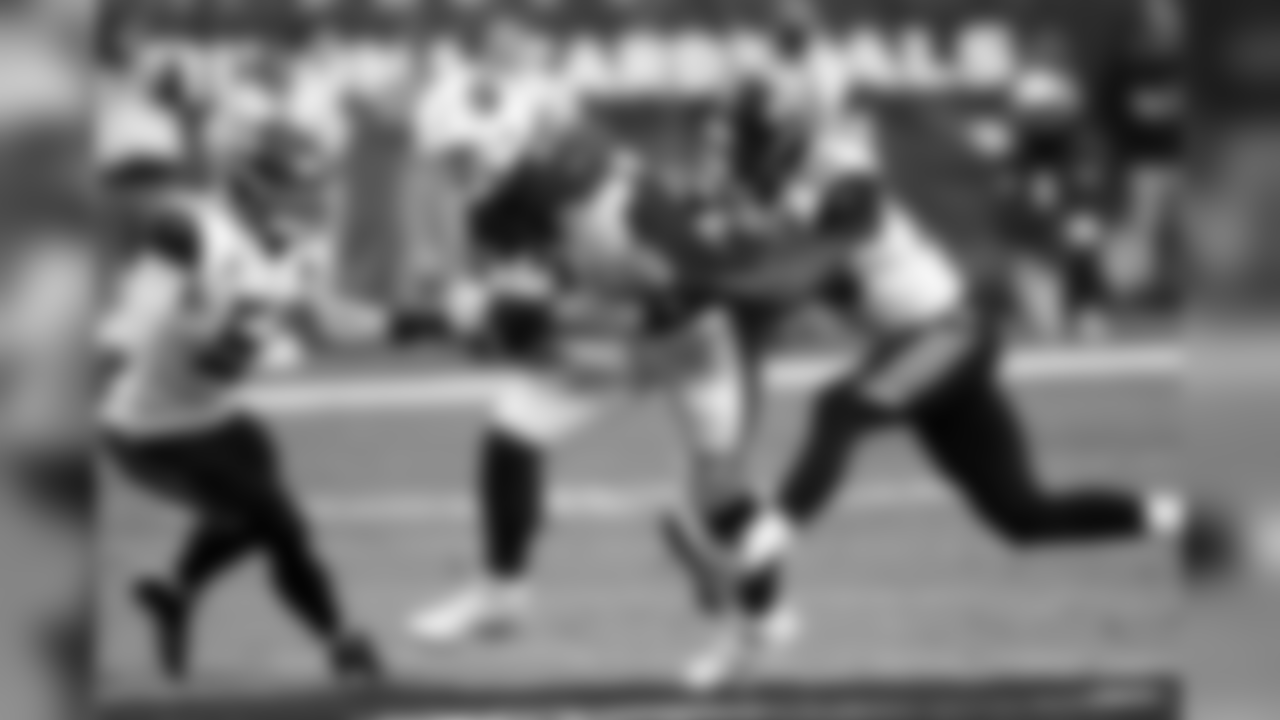 Cardinals TE Troy Niklas pulls in the catch