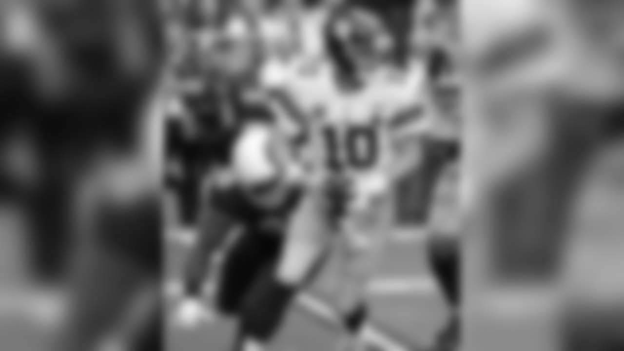 Cardinals DL Rodney Gunter rushes Giants QB Eli Manning