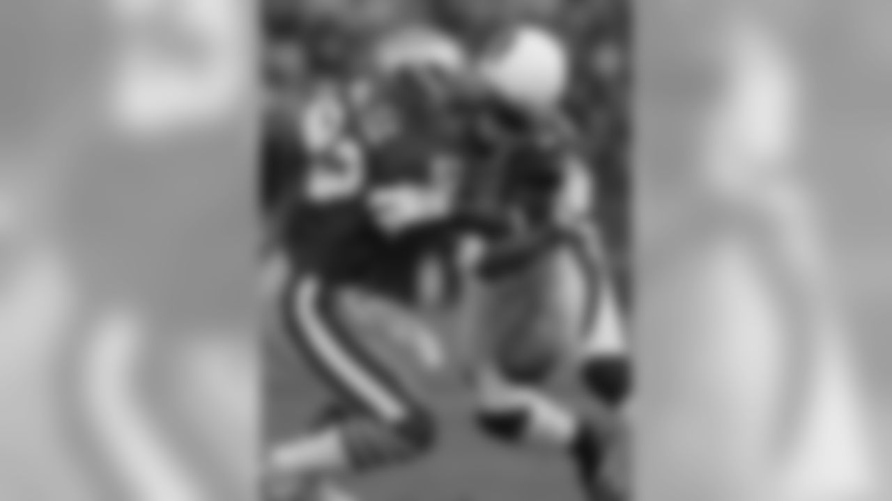 2006: Cardinals S Antrel Rolle forces a fumble of 49ers WR Arnaz Battle