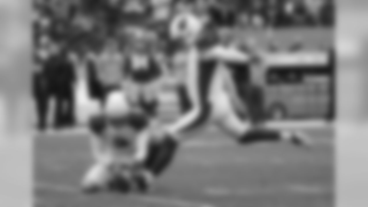 K Phil Dawson hits a field goal
