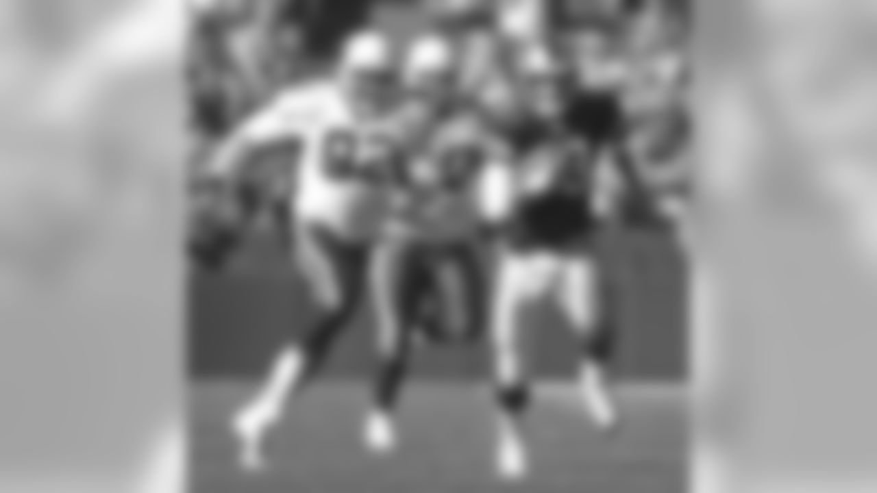 2004: 49ers QB Tim Rattay scrambles as Cardinals DE Bertrand Berry gives chase