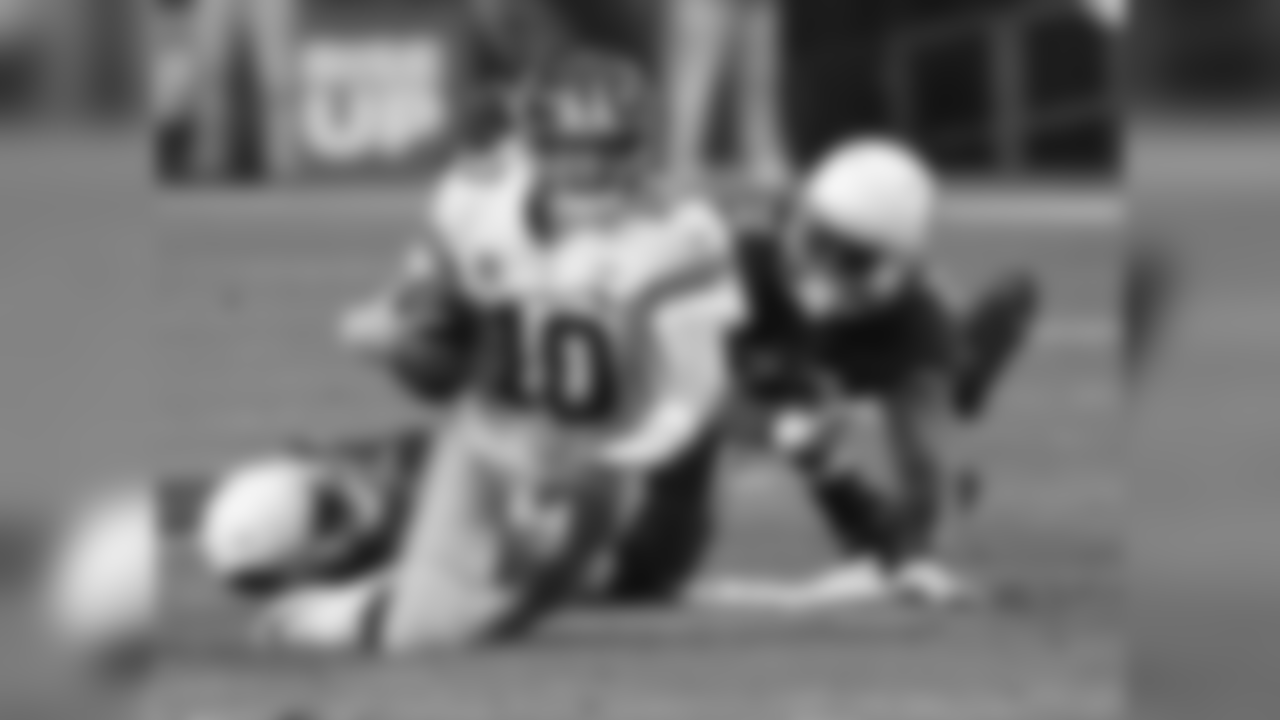 Cardinals DL Olsen Pierre trips up Giants QB Eli Manning