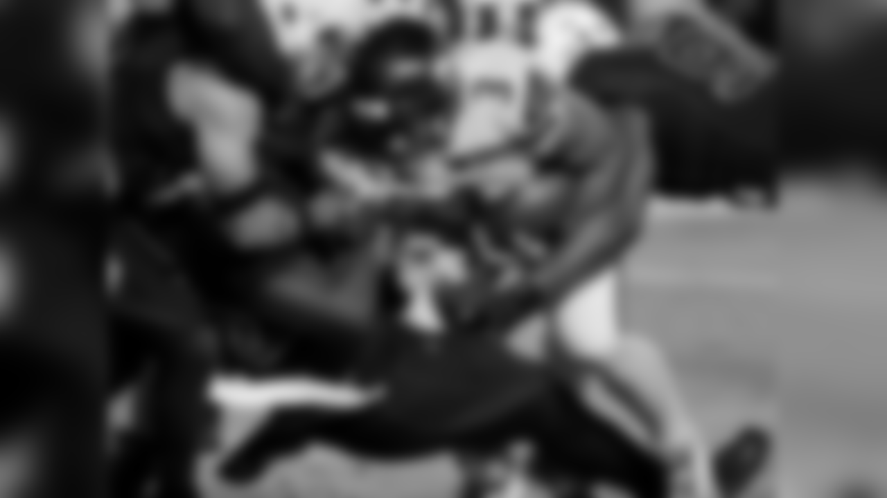 Seahawks QB Russell Wilson plows through the Cardinals' defense