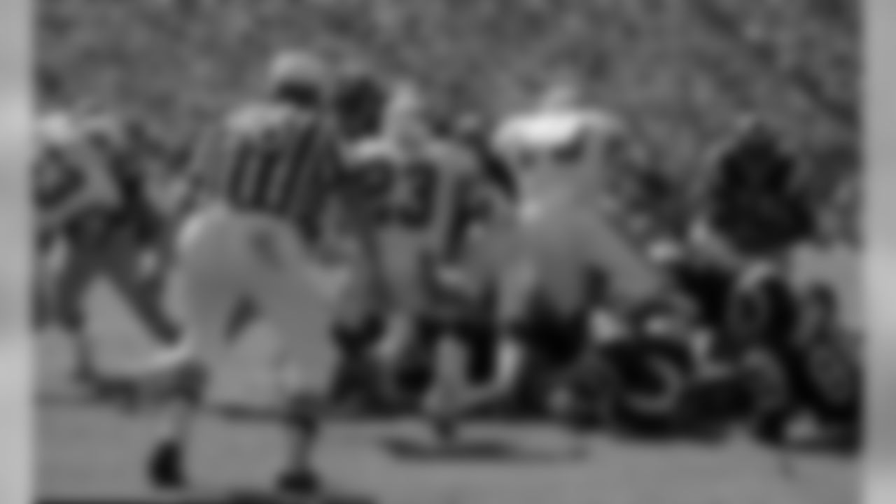 1979: Rams RB Wendell Tyler runs for a touchdown