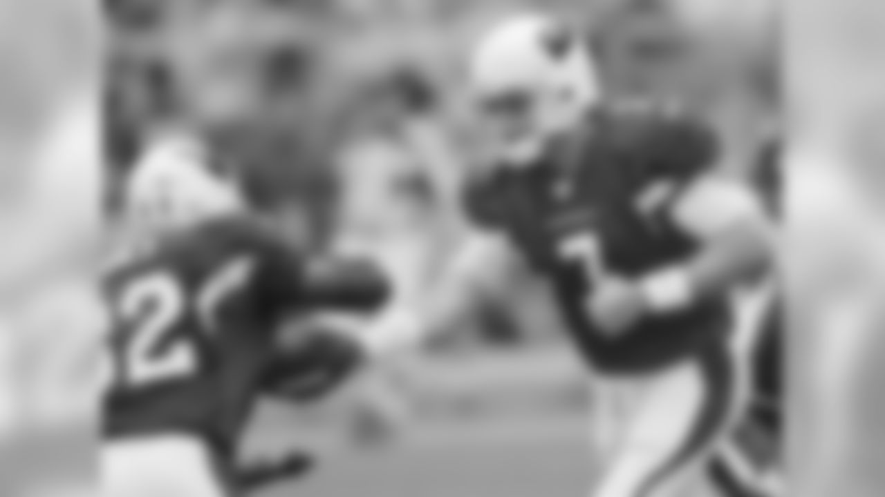 2007 (preseason): QB Matt Leinart hands the ball off to RB Edgerrin James