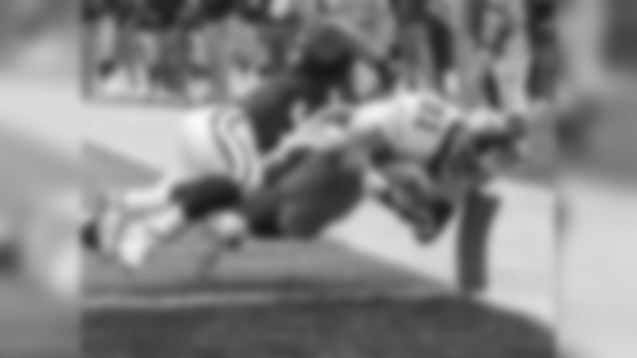 Giants RB Tiki Barber scores a touchdown as CB Aeneas Williams defends in 2000