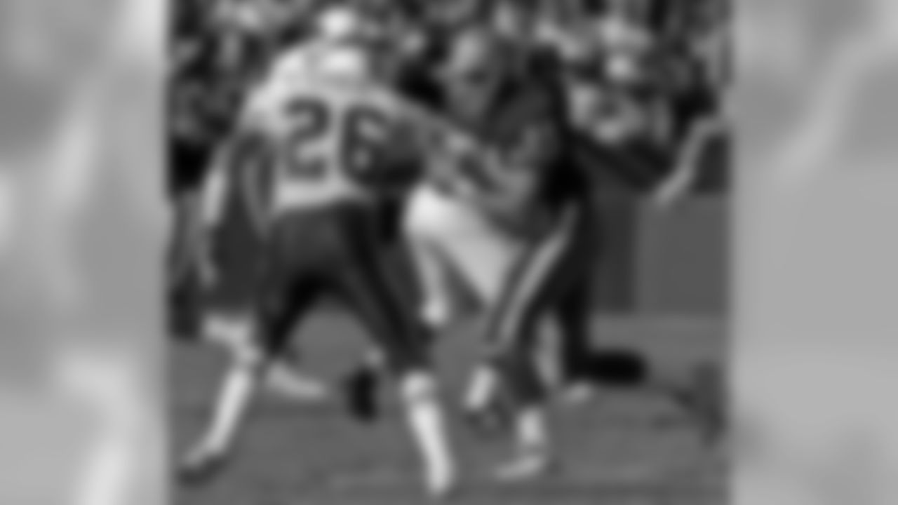 1993: DB Chuck Cecil zeroes in on 49ers TE Brent Jones