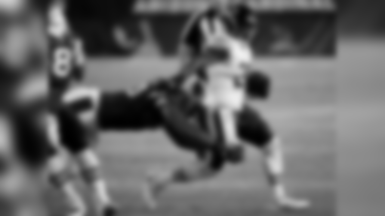 DT Robert Nkemdiche wraps up Bears RB Ka'Deem Carey