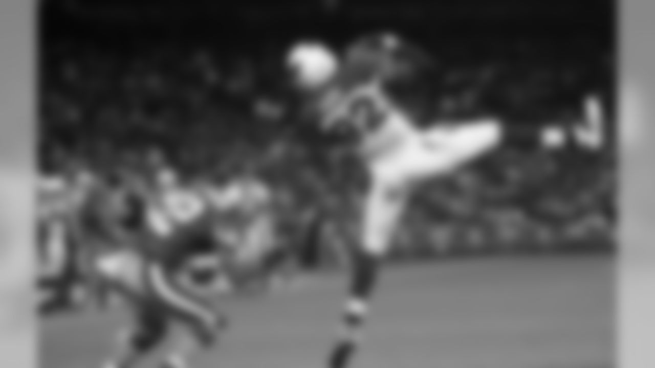2007: TE Leonard Pope catches a pass in front of DB Nate Clements