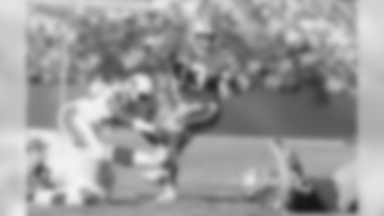 1987: 49ers RB Roger Craig runs the ball as CB Ken Sims dives for the tackle