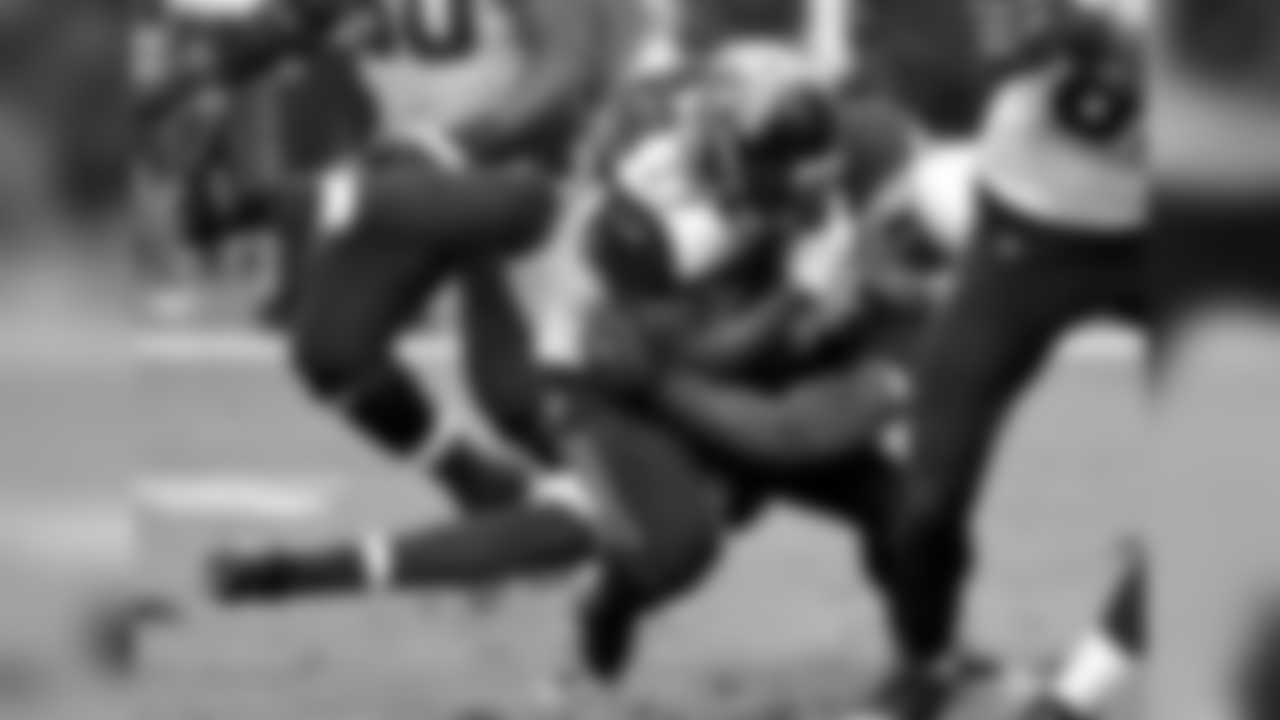 LB Chandler Jones busts through to bring down Jaguars RB Leonard Fournette