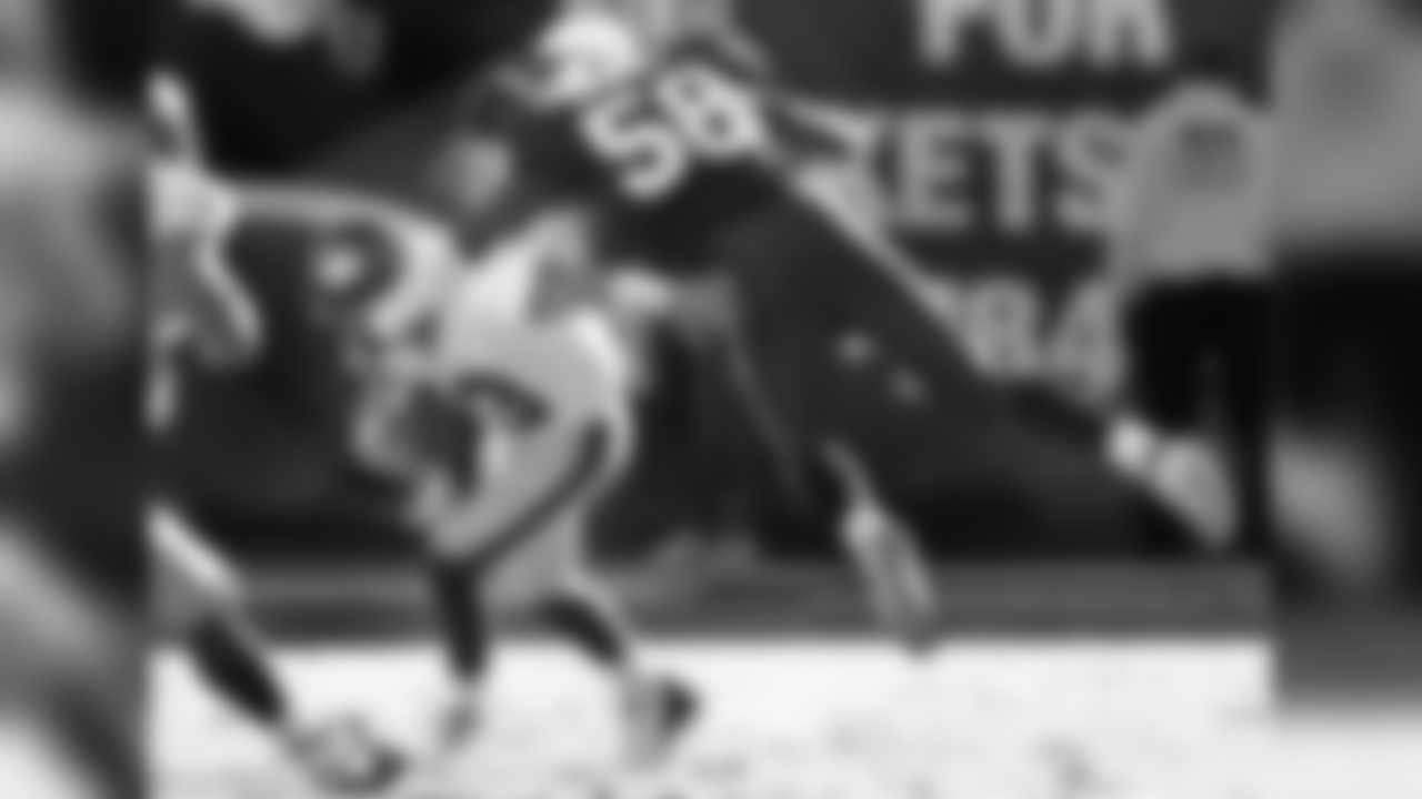 LB Karlos Dansby flies at then-Giants QB Kurt Warner in 2004
